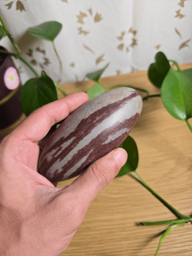 Shiva Lingam – Pierre naturelle de la rivière Narmada (n°2)