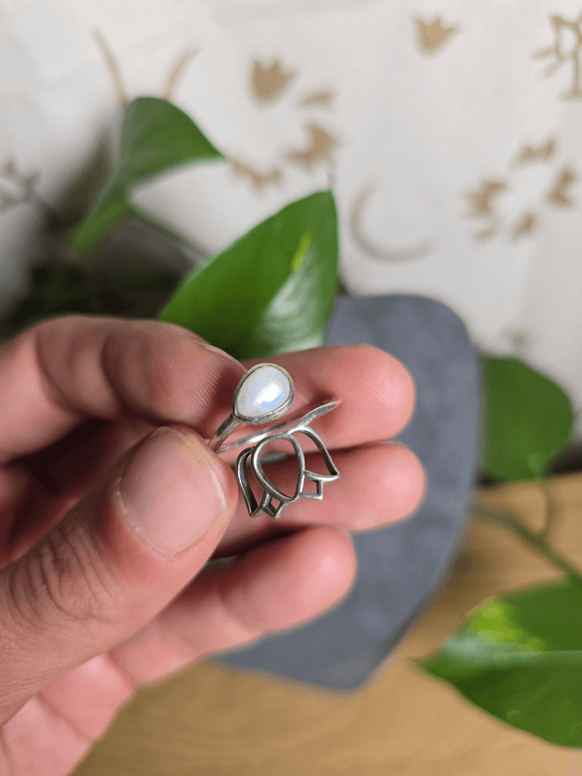 Bague "Lotus" en Pierre de Lune et argent 925 (Qualité A+)