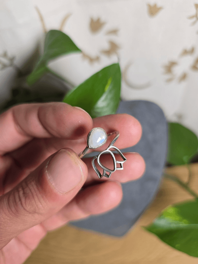 Bague "Lotus" en Pierre de Lune et argent 925 (Qualité A+)