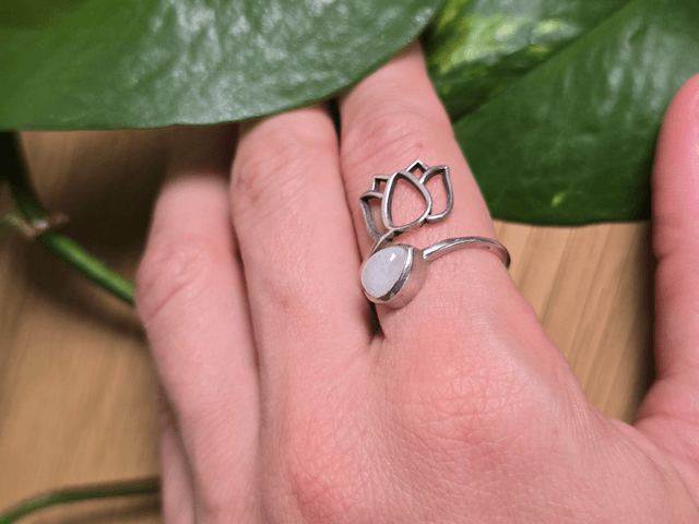Bague "Lotus" en Pierre de Lune et argent 925 (Qualité A+)