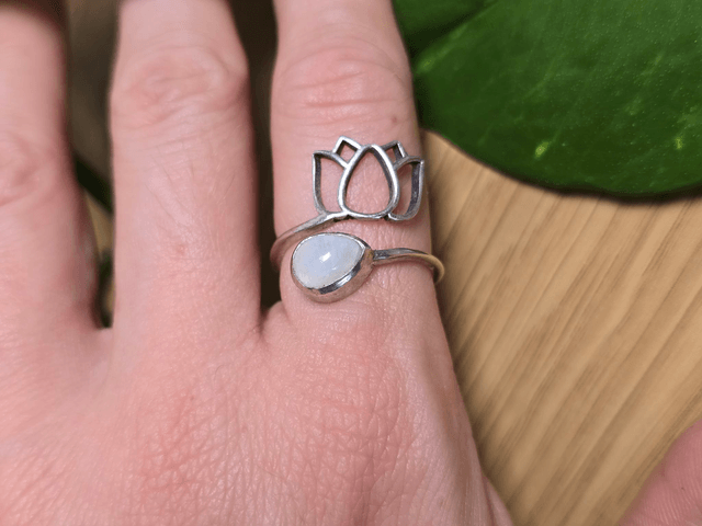 Bague "Lotus" en Pierre de Lune et argent 925 (Qualité A+)