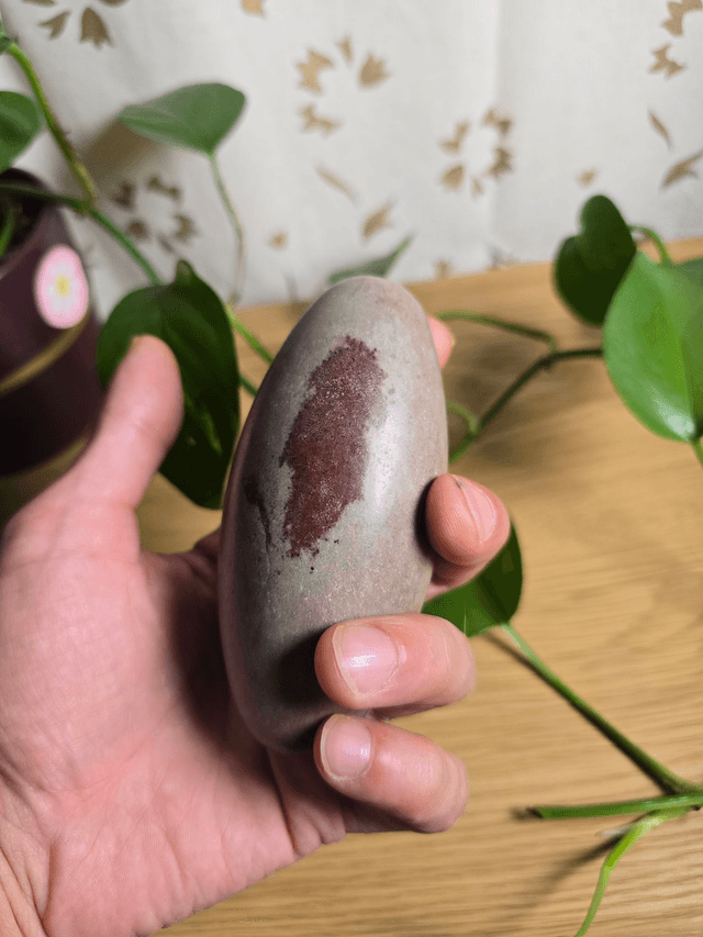 Shiva Lingam – Pierre naturelle de la rivière Narmada (n°2)