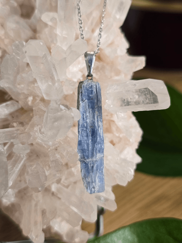 Pendentif en Cyanite bleue brute
