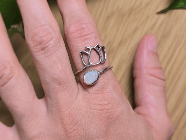 Bague "Lotus" en Pierre de Lune et argent 925 (Qualité A+)
