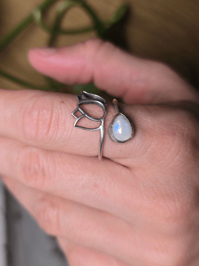 Bague "Lotus" en Pierre de Lune et argent 925 (Qualité A+)