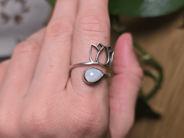 Bague &quot;Lotus&quot; en Pierre de Lune et argent 925 (Qualité A+)