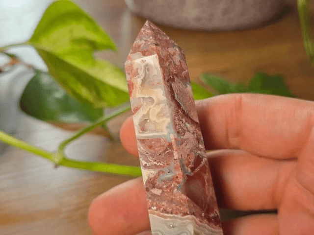 Agate "Crazy Lace" - Tour polie avec cristallisation