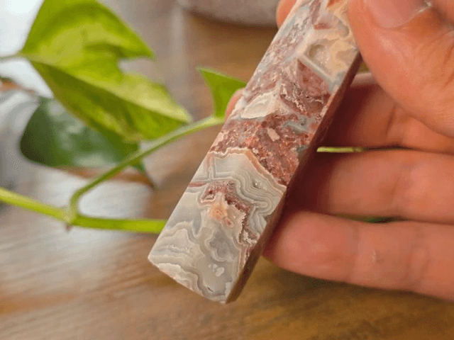 Agate "Crazy Lace" - Tour polie avec cristallisation