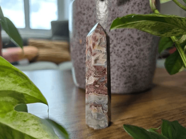 Agate "Crazy Lace" - Tour polie avec cristallisation
